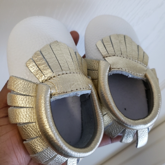 Bebila white baby moccasins with gold bow tassel - Picture 5 of 13